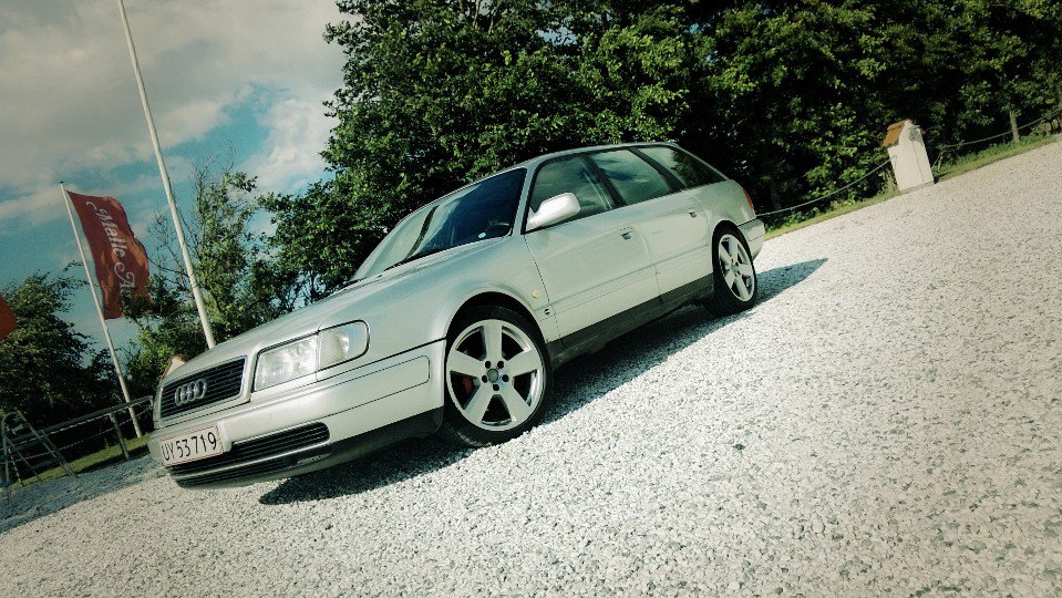 Audi 100 S4 4.2 V8 quattro Avant<br />313000 KM<br />1993<br />Jeg købte den for et par måneder siden da jeg fik nyt job og da afstanden til det nye job ikke er Lupo 3L-venlig måtte jeg jo hellere købe en benzin. En rigtig herrevogn! :-) Ja ja jeg ved godt at en rigtig Audi har en række 5er ude foran men det kommer næste gang! ;-)